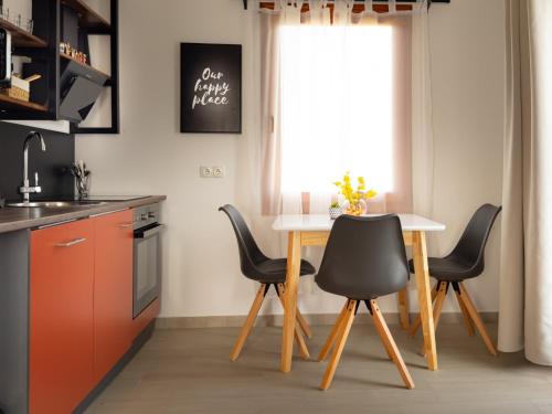 哥鲁拜克Golubina 1 - Studio Apartman的厨房配有桌椅和窗户。