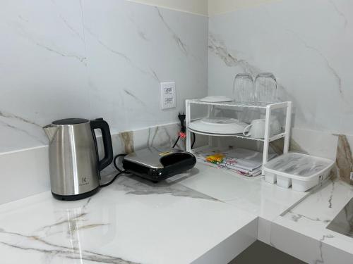 João CâmaraLoft Solaris Apart Hotel - Suíte - Apt. N.105的一个带烤面包机和咖啡机的柜台