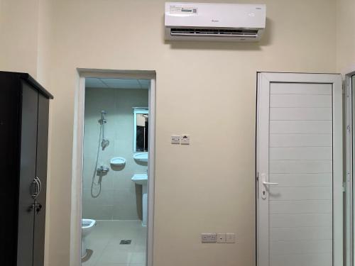 迪拜Palm Inn Hostel的带淋浴、卫生间和暖气的浴室