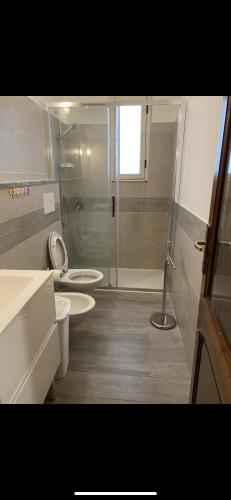 卡斯特尔萨多Trilocale in centro的一间带两个卫生间和淋浴的浴室