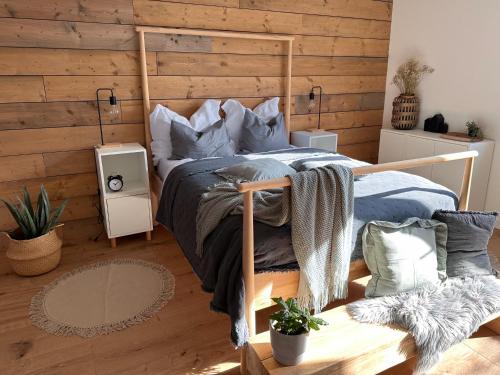 莫斯特Apartmány Zahražany的一间卧室配有一张木墙床