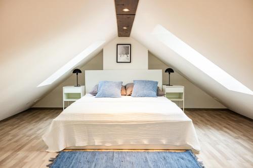 基尔Exklusive Apartments in Kieler City的一间卧室配有白色床和蓝色枕头