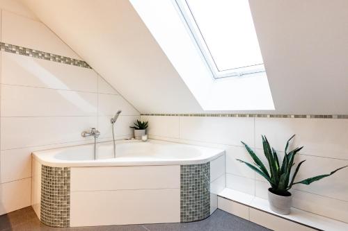 基尔Exklusive Apartments in Kieler City的一间带水槽和天窗的浴室