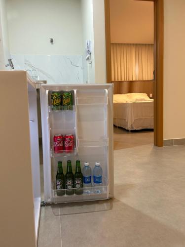 João CâmaraLoft Solaris Apart Hotel - Suíte - Apt. N.105的配有瓶装水和苏打水的开放式冰箱