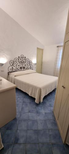 切尔沃港Costa Smeralda Villetta indipendente vista mare的一间卧室,卧室内配有一张大床