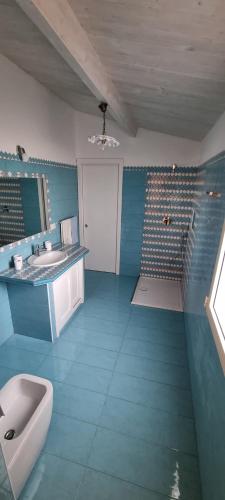 切尔沃港Costa Smeralda Villetta indipendente vista mare的蓝色的浴室设有水槽和卫生间