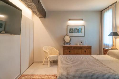 夸特罗卡斯泰拉Casale Gambini的一间卧室配有一张床、梳妆台和镜子