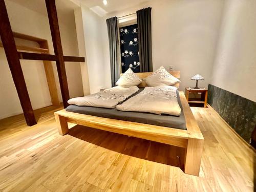 魏尔堡Wohnung in Weilburg am Schloss的一间卧室配有一张带枕头的木床