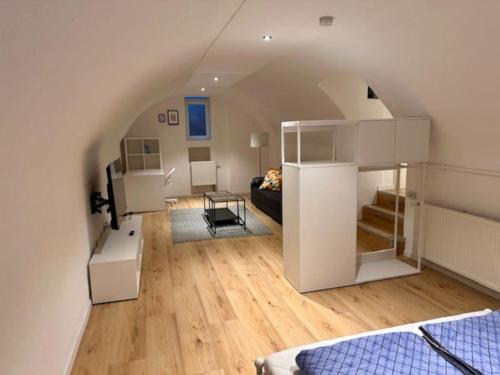 海尔布隆Especially souterrain apartment的一间设有床铺和客厅的房间