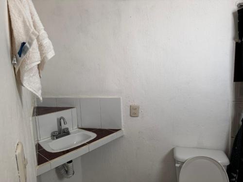 圣克里斯托瓦尔-德拉斯卡萨斯LA VILLA DE LA ABUELA的白色的浴室设有水槽和卫生间。
