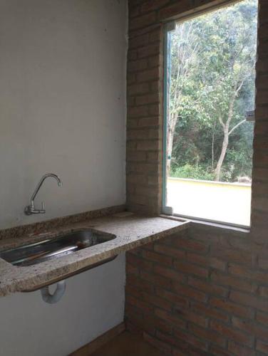 阿尤鲁奥卡Casa do Bosque的厨房设有水槽和窗户。
