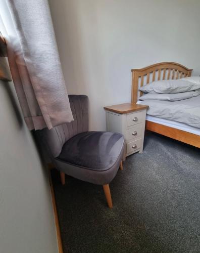 巴里瓦尼奇No.2 Meallard的一间卧室配有椅子、一张床和一张书桌