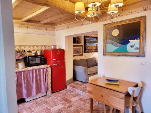 MarlianaLa casa degli artisti的厨房配有红色冰箱和桌子