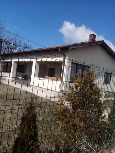 BraduCăsuța de la țară的前面有栅栏的白色房子