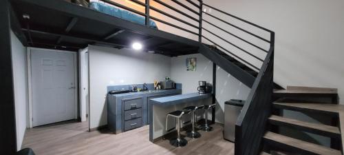 科马亚瓜LA ESTANCIA的房屋内的厨房设有水槽和楼梯