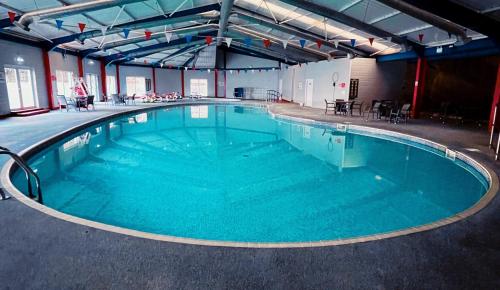 朗里奇Ribble Heights - Holiday Lodge的大楼内一个蓝色的大型游泳池