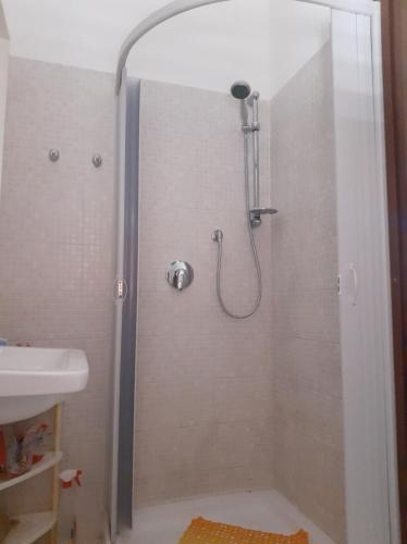 MilenaLa casa di Lina的带淋浴的浴室