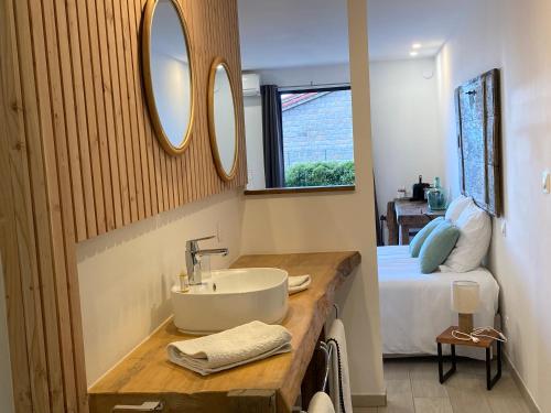 普罗普里亚诺Casa Santa Giulia的一间带水槽、床和镜子的浴室