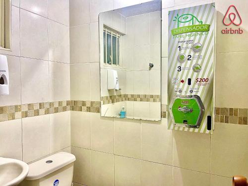 波哥大A 5 minutos del aeropuerto el Dorado的浴室设有卫生间和墙上的镜子。