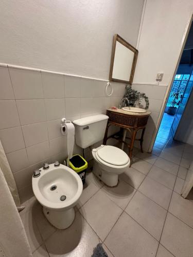 SaladilloA CAZON QUITADO的一间带卫生间和水槽的浴室