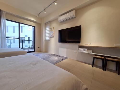 Hsing-wen森之羽民宿的酒店客房设有两张床和一台平面电视。