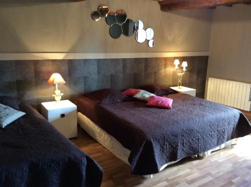 MarchésieuxGîte De L'Etot Fossey的一间卧室设有两张床和两个床头柜