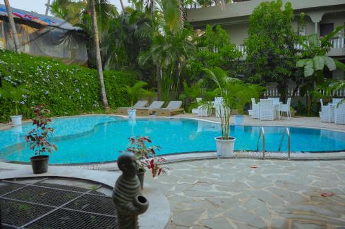 果阿旧城La Ritz beach luxury hotel的旁边设有雕像的大型游泳池