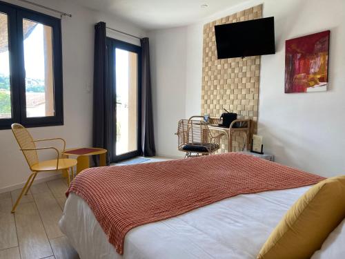 普罗普里亚诺Casa Santa Giulia的卧室配有一张床,墙上配有电视