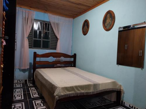 AlagoaHospedagem Manacás的一间小卧室,配有床和窗户