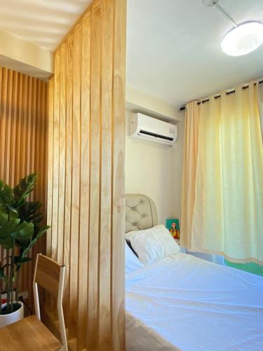 Lapu Lapu CitySaekyung Village1, Phase 3, Marigondon, Lapu-Lapu City, Cebu的一间卧室设有一张床和木墙