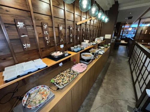 尾道市Hotel Alpha-One Onomichi的餐厅的自助餐,包括食物