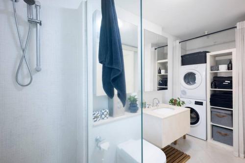 悉尼Balmain Designer 1 Bedroom Apartment with Parking的浴室配有卫生间、盥洗盆和淋浴。