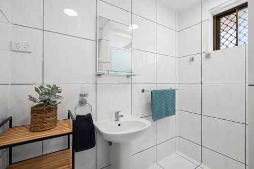 马库拉La Costa Del Sol的白色的浴室设有水槽和镜子