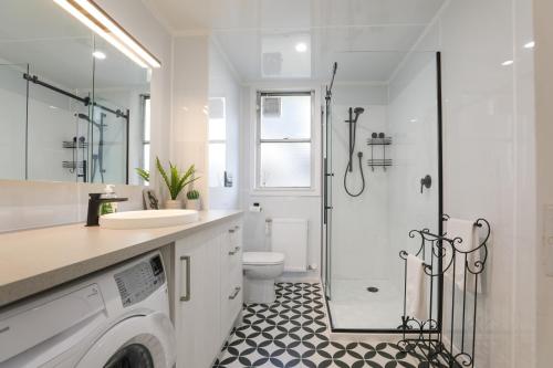 罗托鲁瓦Kia Ora Apartment的浴室配有卫生间水槽和淋浴。