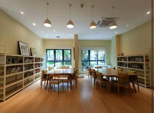 新山seaview beach 4-13pax/CIQ 5mins/ johor bahru ambersite的用餐室配有桌椅和书架