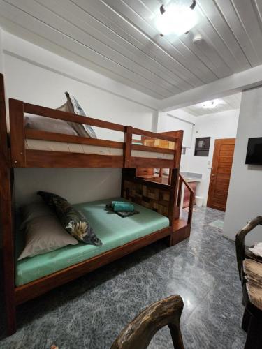 LossocASHBURN'S TRANSIENT Bauang La Union - MOTORCYCLE PARKING ONLY的一间卧室配有两张双层床。