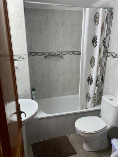 马斯帕洛马斯Epicentro Maspalomas的浴室设有卫生间、水槽和淋浴帘