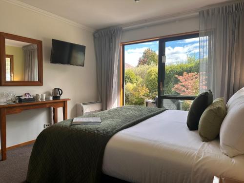 瓦纳卡瓦纳卡温泉住宿加早餐旅馆的酒店客房设有一张床和一个大窗户