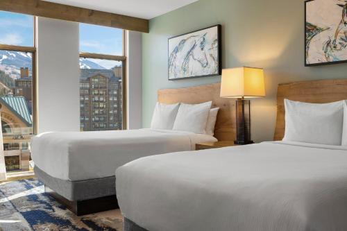 埃文Club Wyndham Resort at Avon的酒店客房设有两张床和窗户。