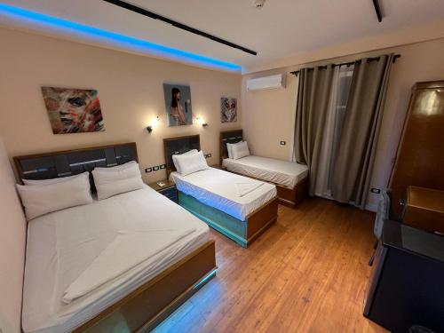 开罗Space Hostel的一间酒店客房,设有两张床和电视