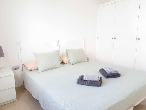 阿雷西费El Reducto Suite的一张白色的床,上面有两条毛巾