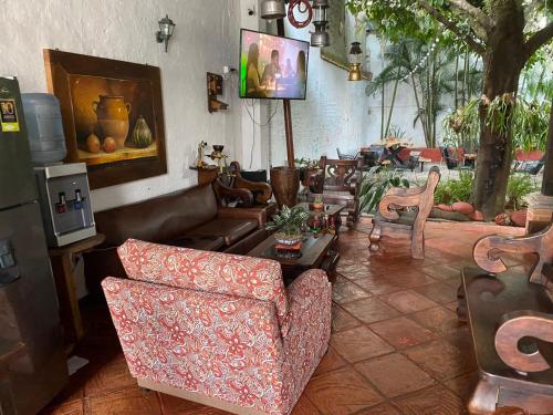 San MartínHotel Doña Hilda的客厅配有沙发和桌子