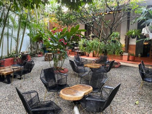San MartínHotel Doña Hilda的一个带桌椅和植物的庭院
