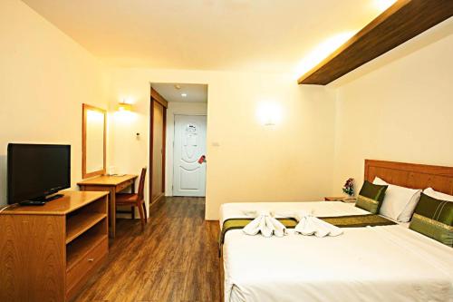 大城TM兰妮酒店的酒店客房设有两张床和一台平面电视。