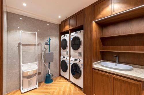 昆明时光漫步S酒店（昆明环城北路火车北站店）的洗衣房配有3台洗衣机和水槽