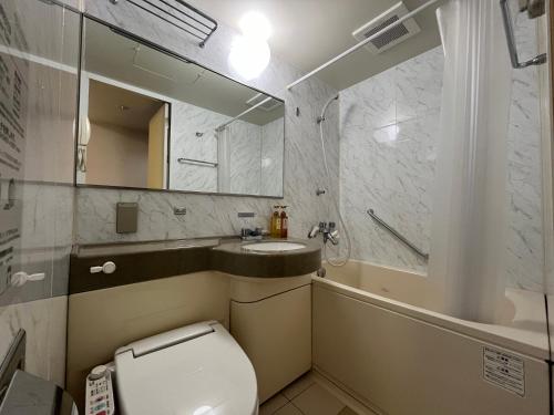 郡山Hotel Alpha-One Koriyama Higashiguchi的浴室配有卫生间、盥洗盆和浴缸。