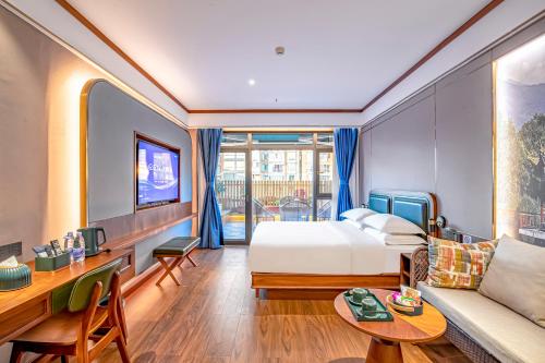 Time Traveller Boutique Hotel - Near Kunming North Railway Station, Dianchi Lake, Kunming Zoo, 10 minutes away from Chuanxingulou Subway Station, Free ice cream, mineral water, coffee, snacks and laundry service, Free GYM, English communication well客房内的一张或多张床位