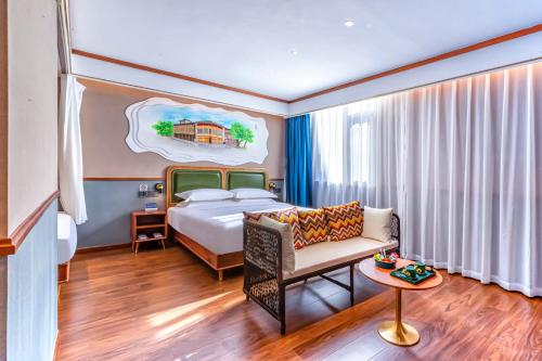 Time Traveller Boutique Hotel - Near Kunming North Railway Station, Dianchi Lake, Kunming Zoo, 10 minutes away from Chuanxingulou Subway Station, Free ice cream, mineral water, coffee, snacks and laundry service, Free GYM, English communication well客房内的一张或多张床位