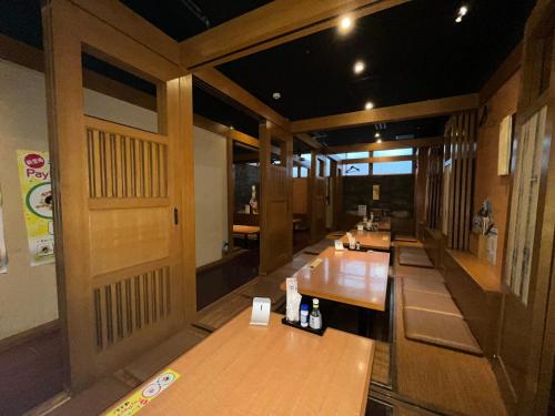 酒田市Hotel Alpha-One Sakata的一间设有木桌和亭子的快餐店