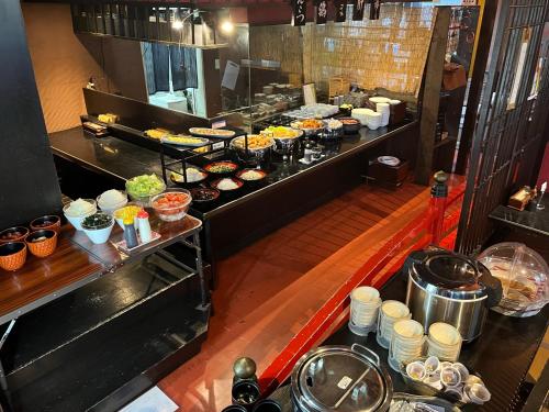 秋田Hotel Alpha-One Akita的包含多种不同食物的自助餐